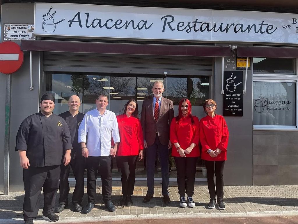 El rey Felipe visita por sorpresa en Valencia uno de los restaurantes afectados por la DANA