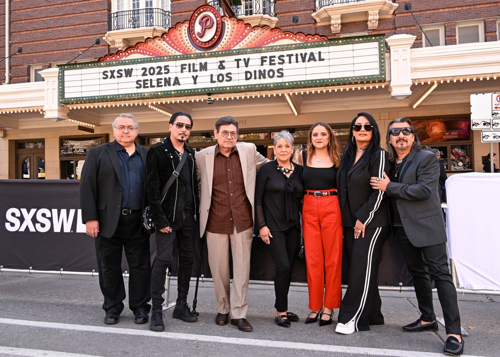 De izquierda a derecha Ricky Vela, Chris Pérez, Abraham Quintanilla, Marcella Quintanilla, Marcella Samora, Isabel Castro, Suzette Quintanilla y Pete Astudillo en la premier de "Selena y Los Dinos" en el marco de la conferencia del SXSW en el Paramount Theatre el 12 de marzo de 2025 en Austin, Texas.