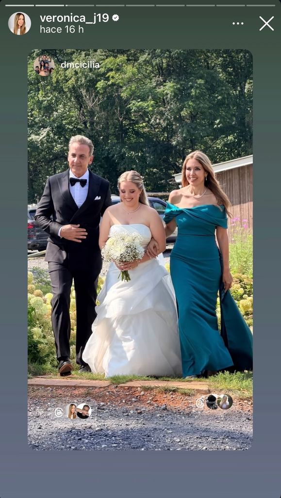 Savannah, radiante, caminando al altar del brazo de sus padres.