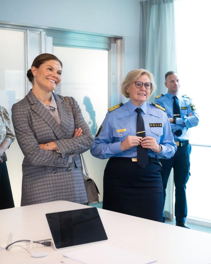 La jefa de la policía nacional de Suecia ha compartido estas imágenes de la princesa Victoria de Suecia visitando las instalaciones centrales, una visita que estaba programada con el príncipe Daniel