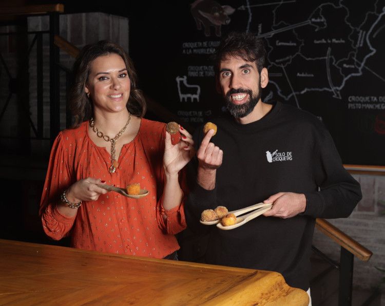 Cris Barbero, creadora del Día de la Croqueta, con Edu Gambero