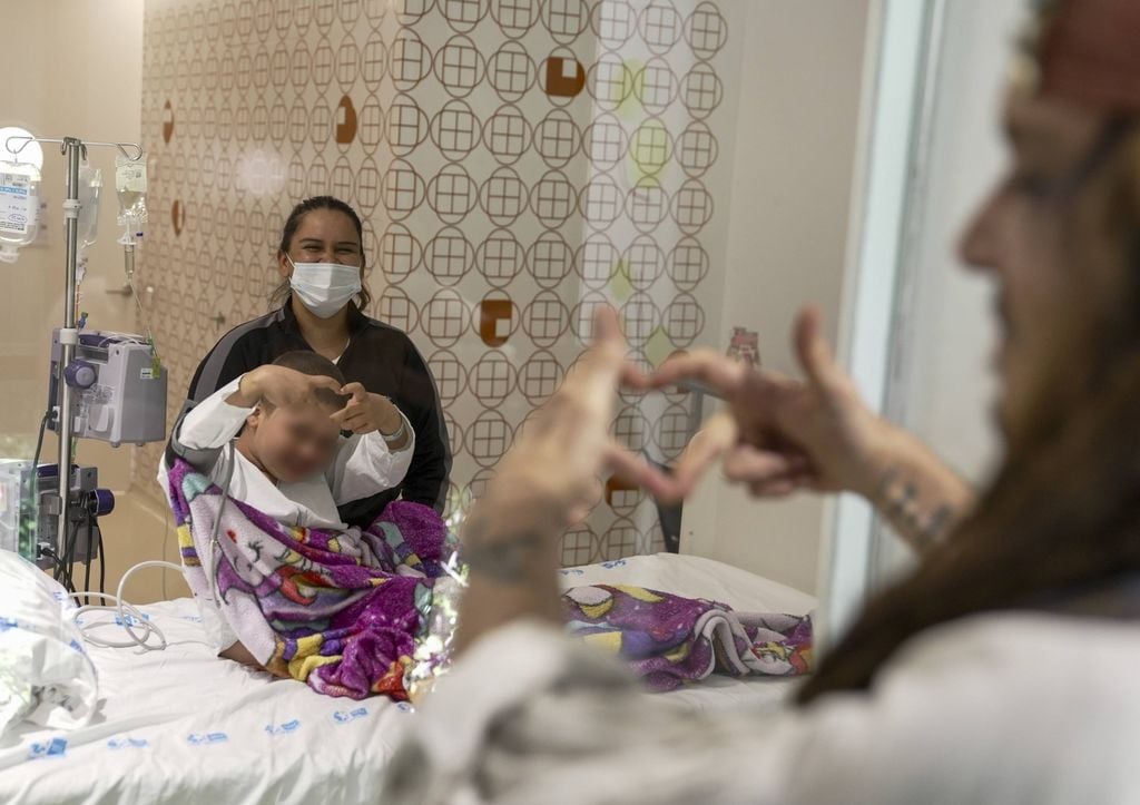 Algunos pacientes tuvieron que interactuar con el intérprete a través de un cristal, ya que estaban aislados por cuestiones de salud. 