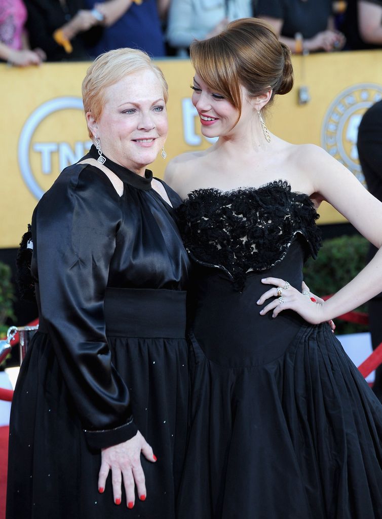 Emma Stone y su madre, Krista Stone en los Actors Guild Awards 2012 en Los Angeles, California