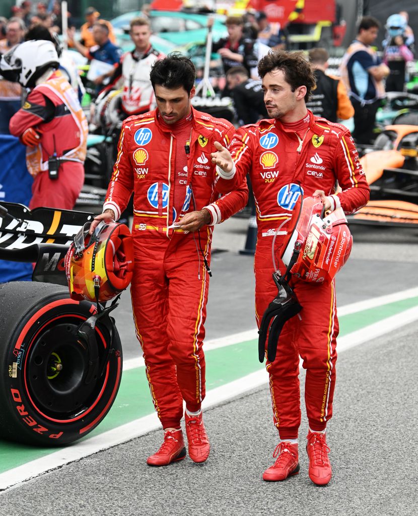 Los pilotos Carlos Sainz y Charles Leclerc, ambos de Ferrari, en el Gran Premio de España de Fórmula 1, celebrado en el circuito de Barcelona-Cataluña, el 23 de junio de 2024 