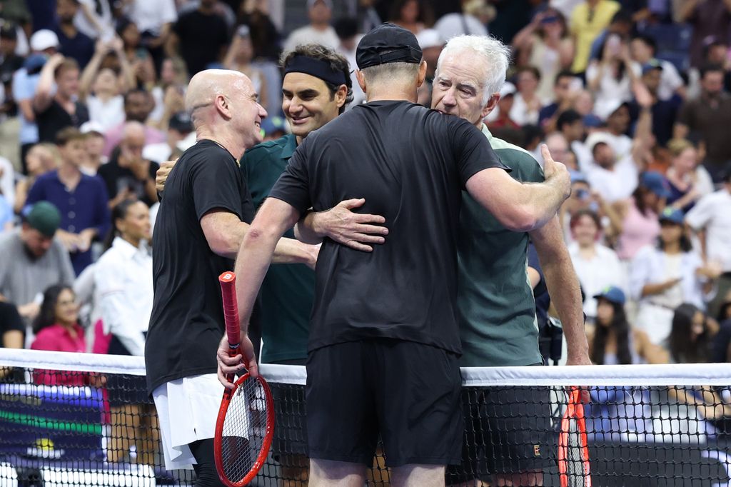 Roger Federer y John McEnroe se funden en un abrazo con Andy Roddick y Andre Agassi tras una exhibición que reunió a cuatro leyendas del tenis en Nueva York