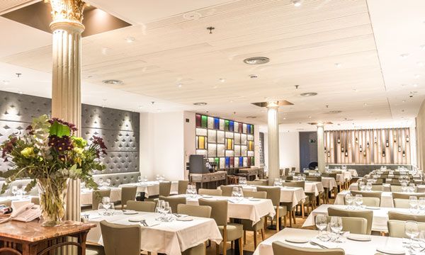 En el restaurante Cullera de Boix, el interiorismo, obra de BATUA Interiores Creativos (batua.es), crea un clima equilibrado e íntimo, propicio para disfrutar de una agradable y sabrosa velada.
