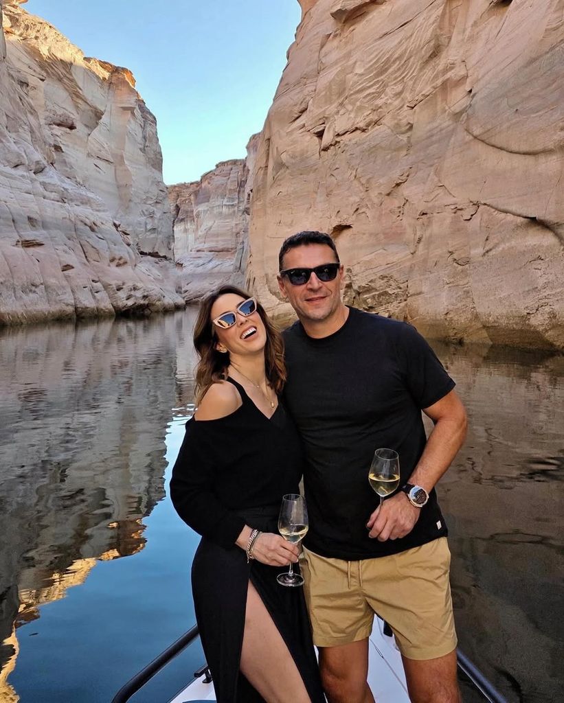 Jacky Bracamontes y Martín Fuentes en Utah celebrando sus 14 años de matrimonio.