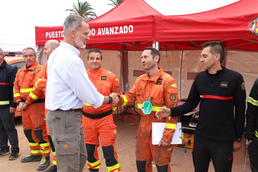 Rey Felipe saludando a personal de la UME