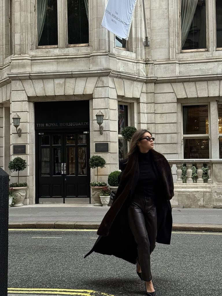 jersey cuello vuelto alto negro de @spodenkimoje