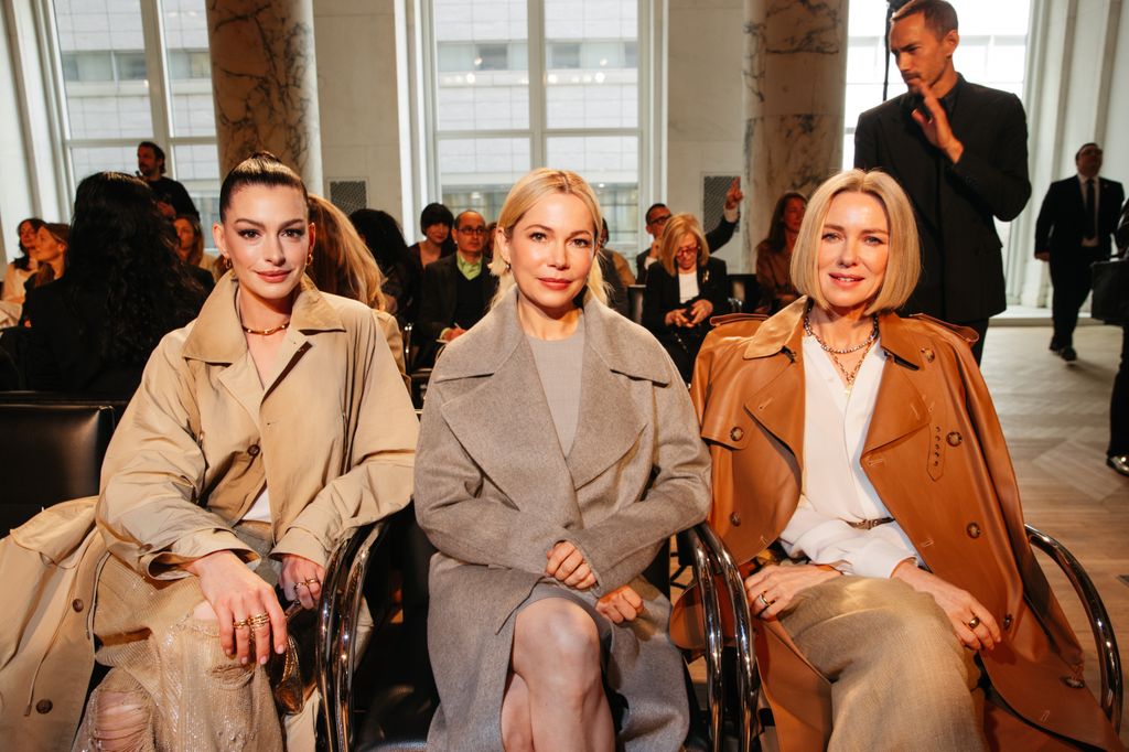 Anne Hathaway, Michelle Williams y Naomi Watts en la primera fila del desfile de Ralph Lauren Fall RTW 2025 en Nueva York