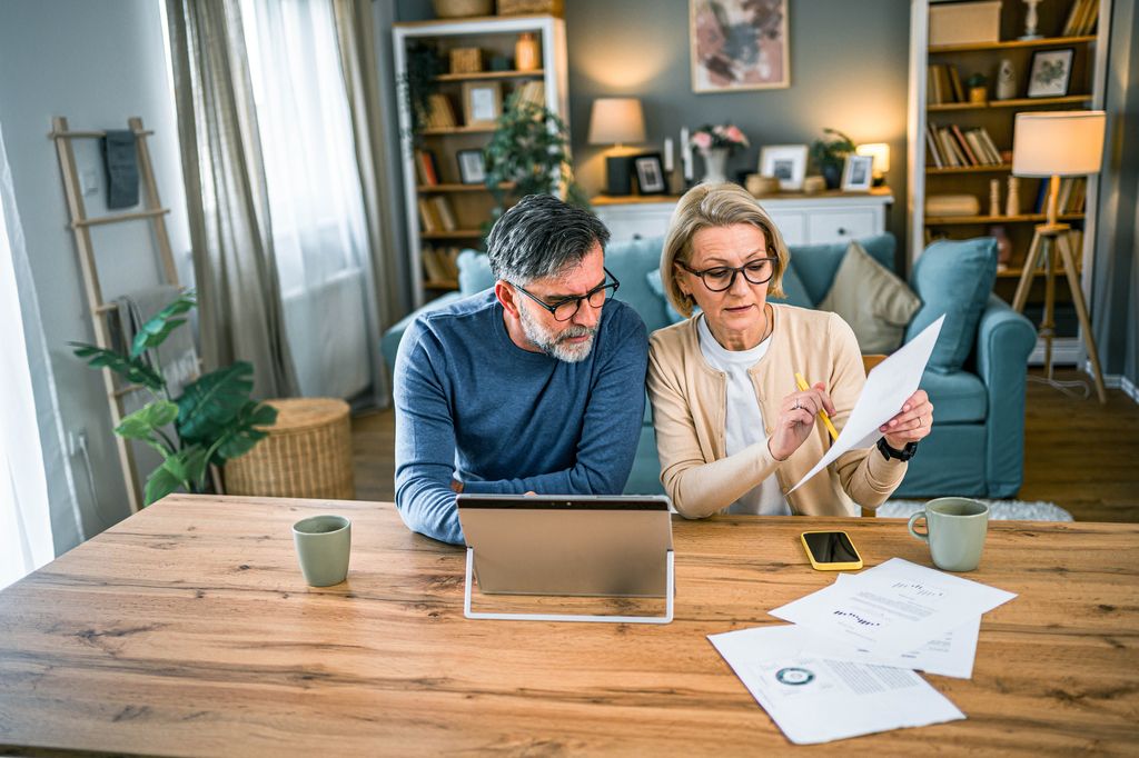 Una pareja haciendo cuentas juntos en su casa