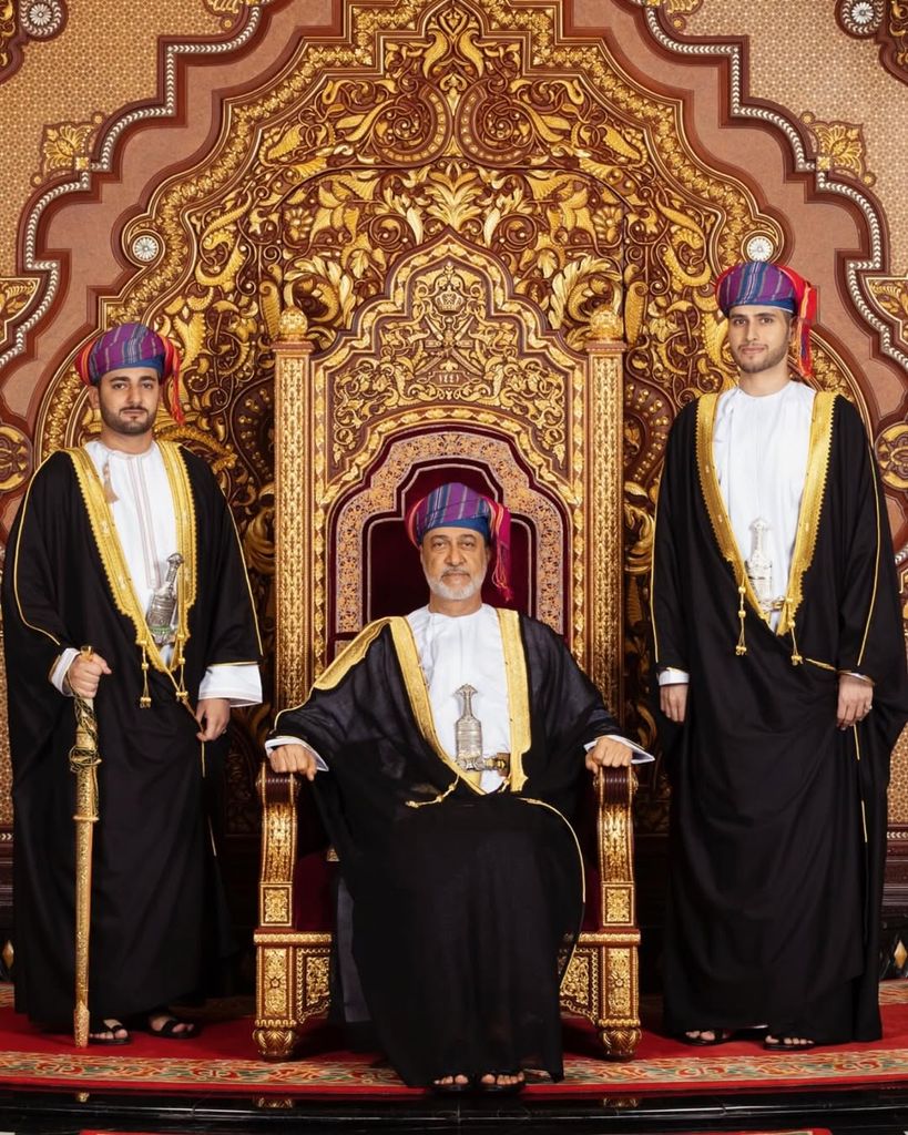 La imagen oficial más habitual de la realeza omaní es esta: el Sultán con su príncipe heredero a la derecha, Theyazin, y su segundo hijo a la izquierda, el segundo en la línea sucesoria, el príncipe Bilarab