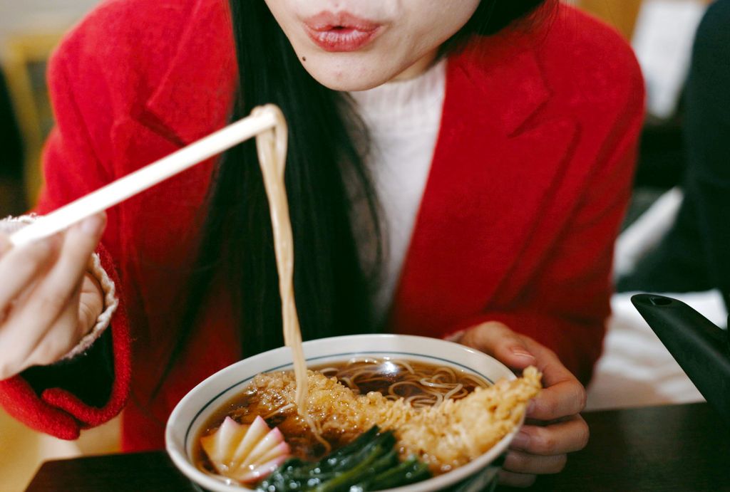 Mujer comiendo ramen