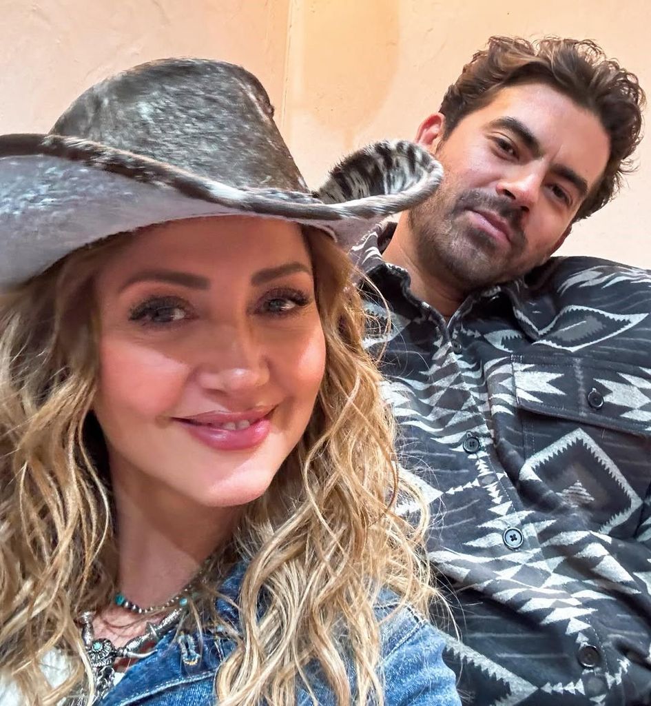 Andrea Legarreta habló del beso en escena con el actor Iván Aranas.