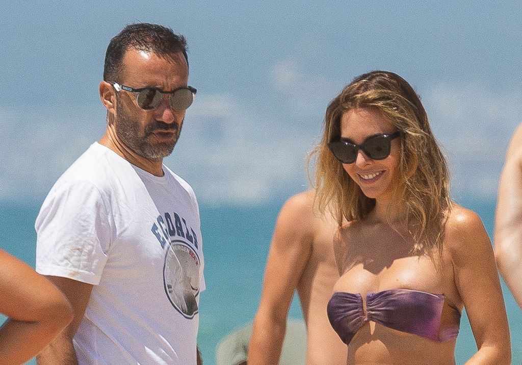 Los periodistas Juanma Castaño y Helena Condis en Cádiz. 1 de agosto de 2024