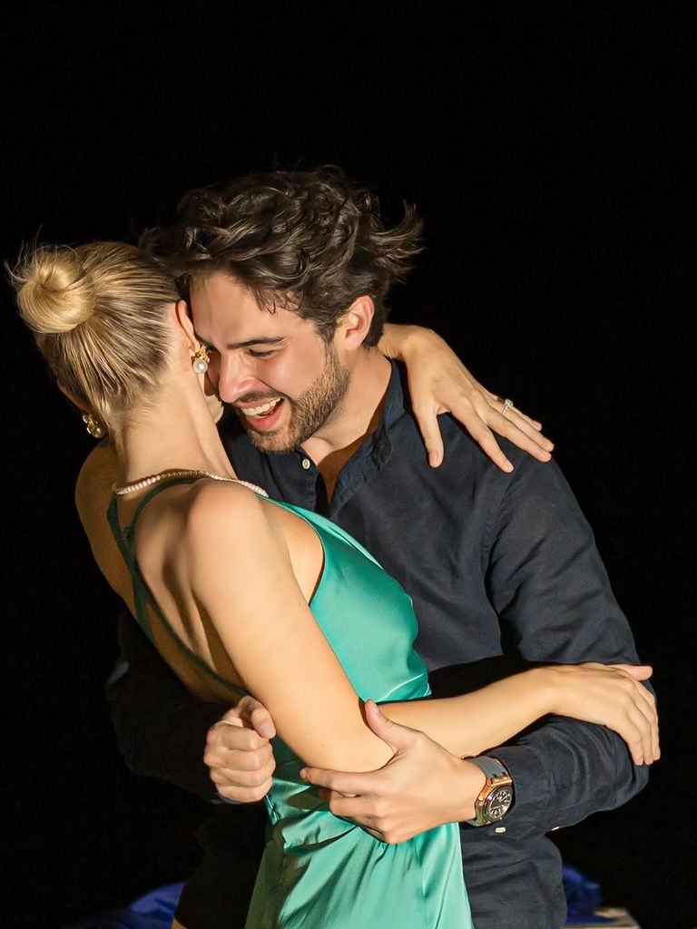 La pareja se comprometió durante sus vacaciones en Tailandia.