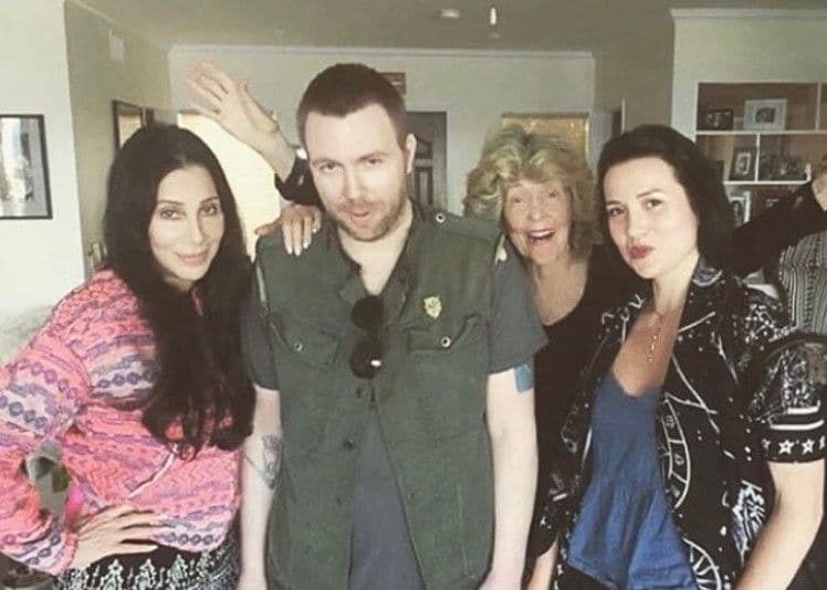 Elijah posando con su madre, Cher, su abuela Georgia Holt, y su exmujer Marieangela King Allman
