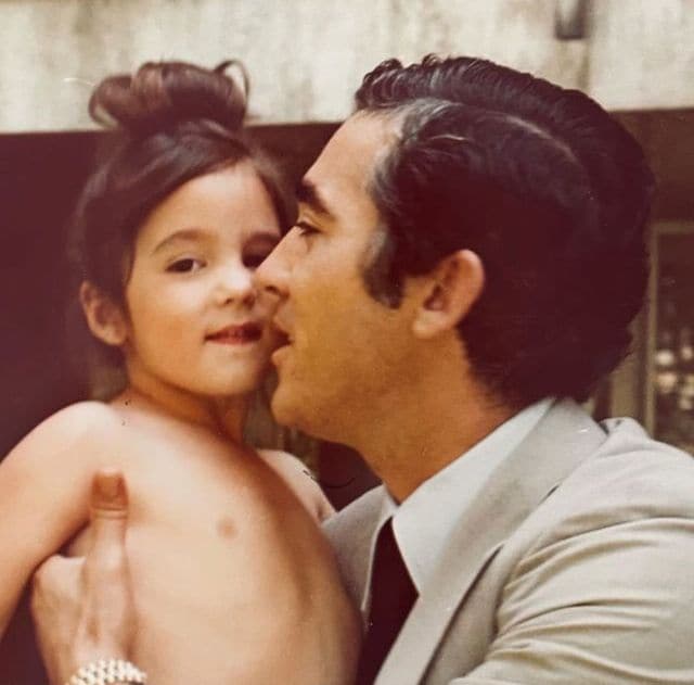 La emotiva foto que Marián Camino ha elegido para despedirse de su padre, el torero sevillano Paco Camino, fallecido el 29 de julio de 2024La emotiva foto que Marián Camino ha elegido para despedirse de su padre, el torero sevillano Paco Camino, fallecido el 29 de julio de 2024