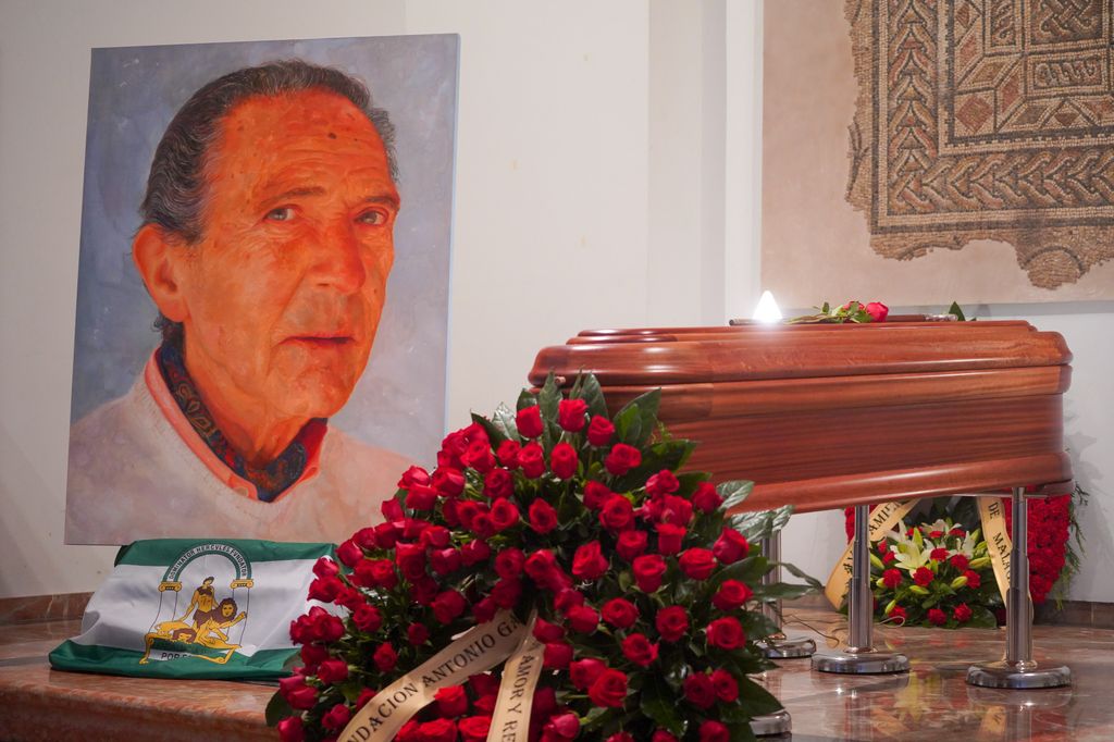 Antonio Gala falleció el 28 de mayo de 2023, a los 92 años, en su refugio de Córdoba, la