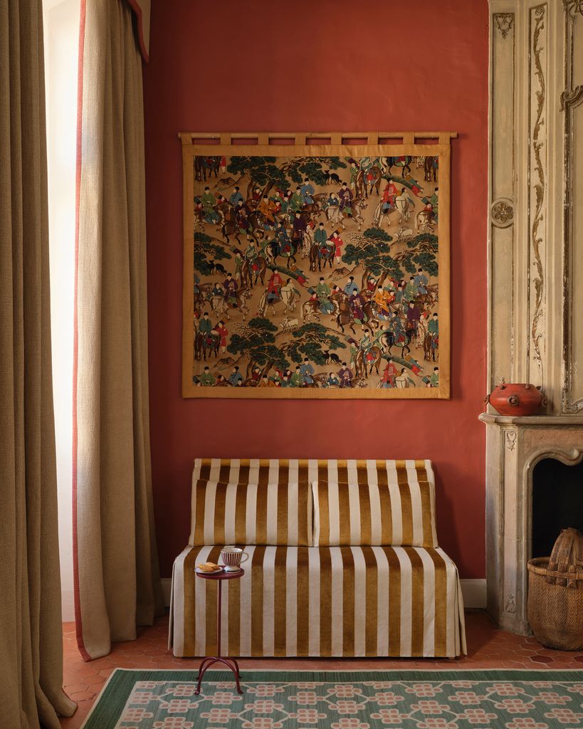 Cortinas de color beis con ribete rojo