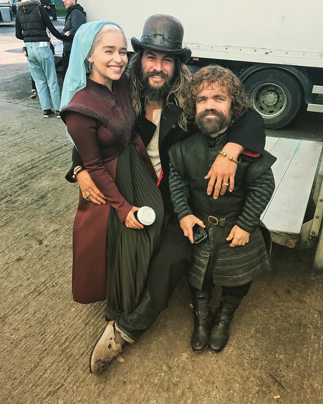 Ellos durante el rodaje de 'Juego de Tronos' junto al actor de Tyrion Lannister 