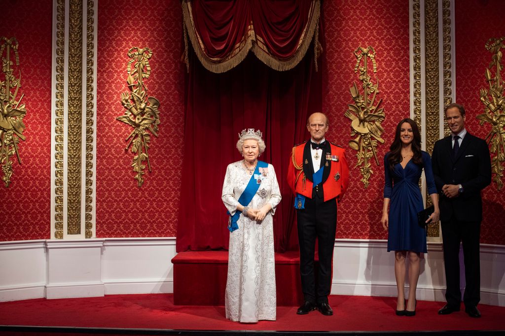 Madamae Tussauds reacciona al 'Megxit' en 2020. Removieron las figuras de Harry y Meghan. En esta fotografía se aprecia un espacio vacío junto a las figuras de la reina Isabel II, el duque de Edimburgo, Kate Middleton y el príncipe William.
