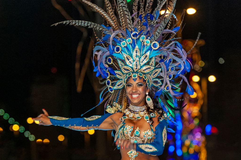 Desde el Sambódromo; plumas, lentejuelas y ritmo celebran la esencia vibrante del Carnaval de Río de Janeiro