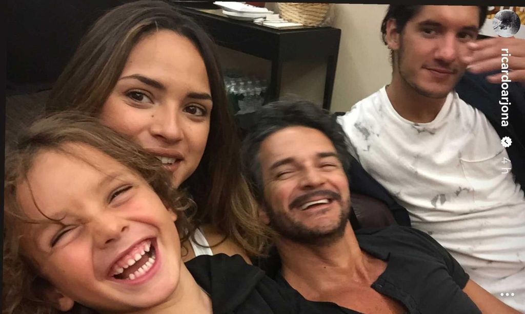 Ricardo Arjona con sus hijos