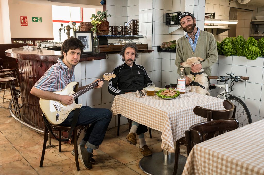 El chef Diego Guerro (centro), en el madrileño ‘Rambal’