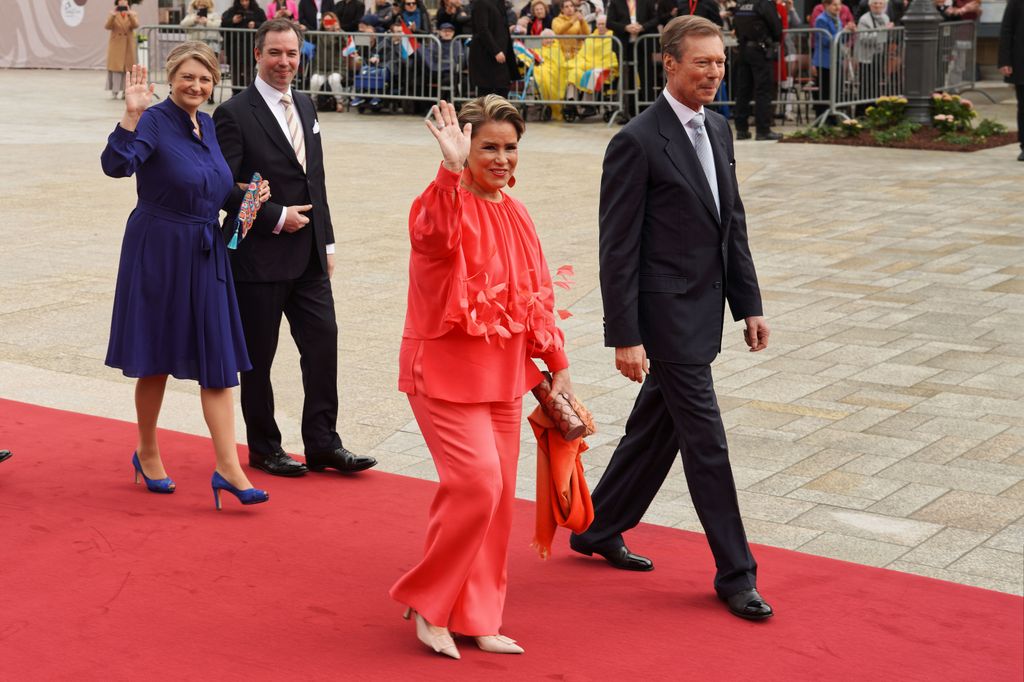 Los grandes duques Enrique y María Teresa de Luxemburgo, con los herederos, los príncipes Guillermo y Stephanie en la boda civil de la princesa Alexandra con Nicolas Bagory en el City Hall de Luxemburgo el 22 de abril de 2023