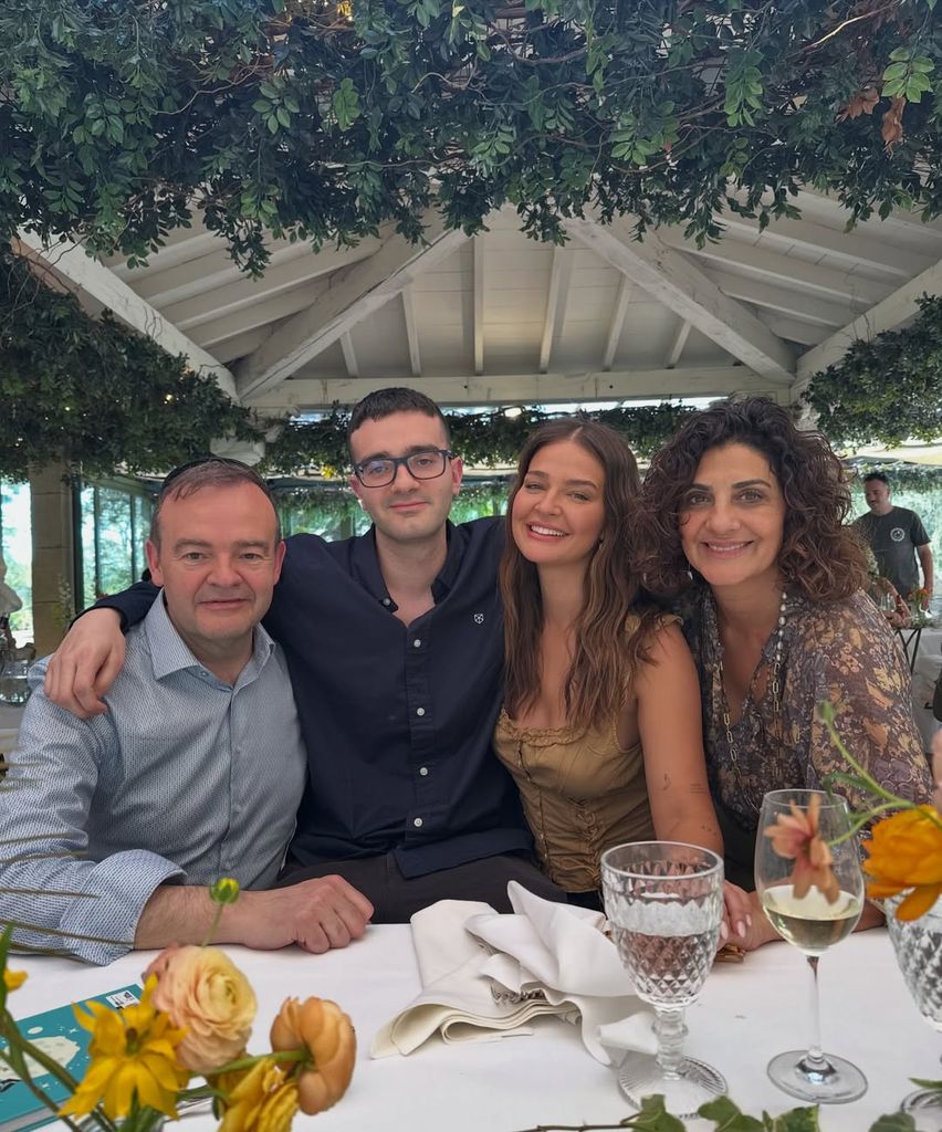 Laura Escanes celebrando su 30 cumpleaños con sus padres, Carles Escanes y Anna Espinosa, y su hermano Albert