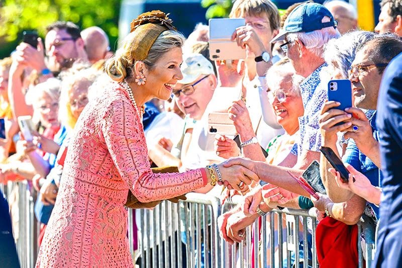 Máxima de Holanda sorprende con un extravagante look de encaje y tocado gigante