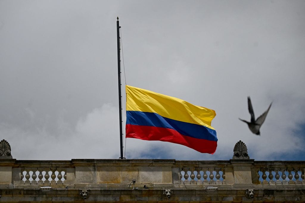 La bandera nacional colombiana ondea a media asta afuera del Congreso tras la muerte del candidato presidencial colombiano Miguel Uribe Turbay