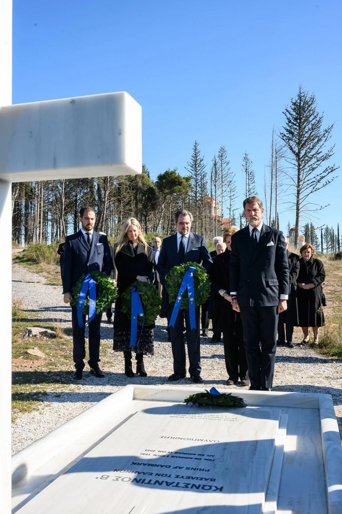 Los hijos del rey Constantino II ante su tumba