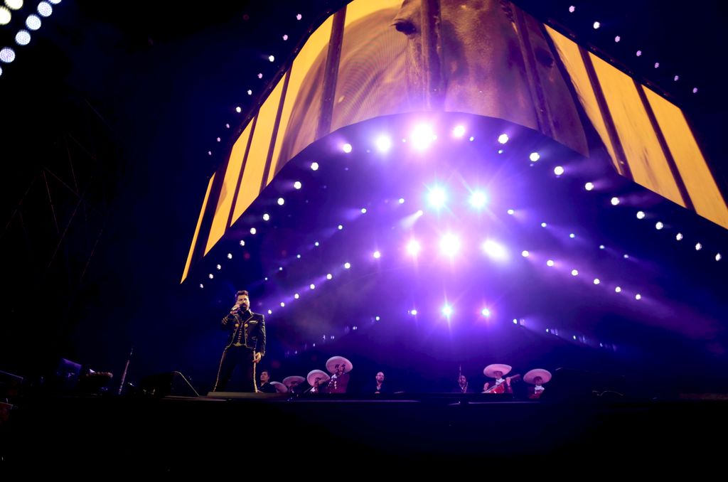Alejandro Fernándes cerró su gira 'De rey a rey' con un multitudinario concierto en el icónico Estadio GNP