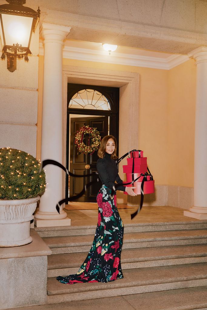 Isabel Preysler en la puerta de su casa