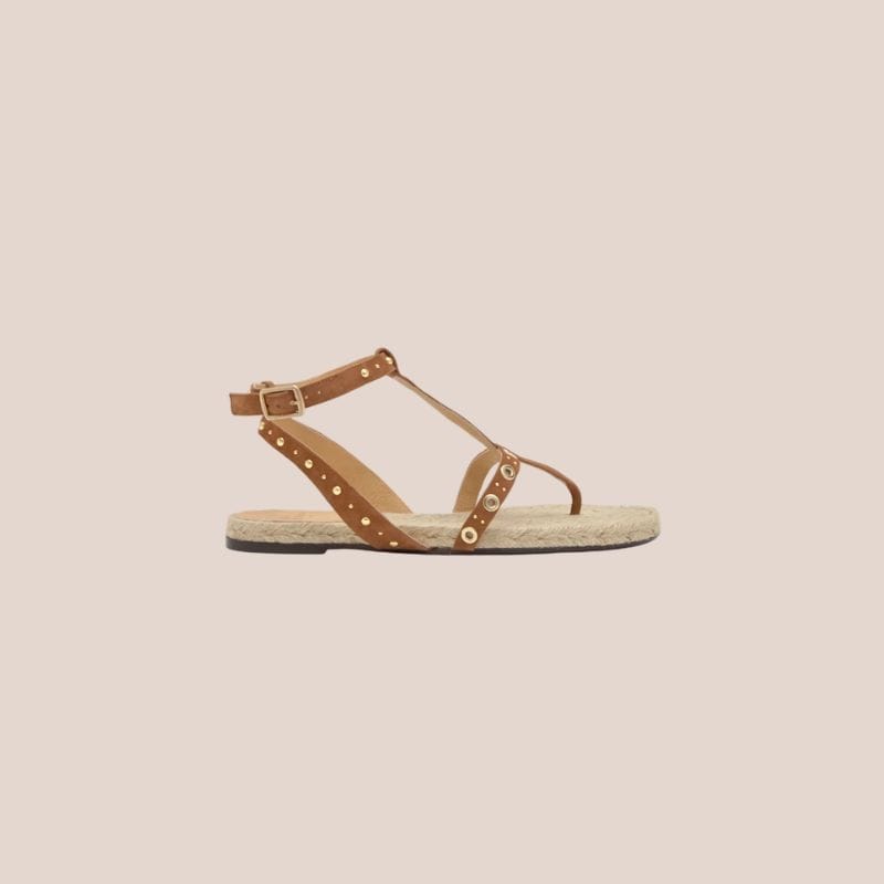 sandalias planas con tachuelas