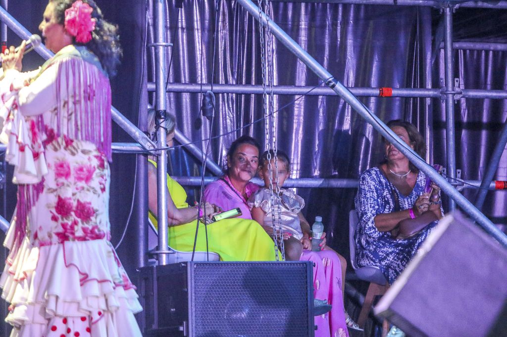 Toñi Moreno con su hija Lola en el concierto de María del Monte en Málaga, 23 de agosto de 2024