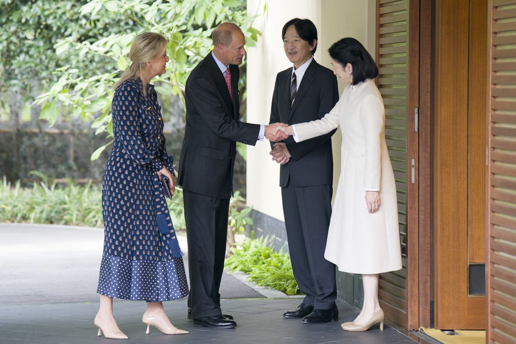 Los duques de Edimburgo recibidos por los herederos de Japón, el príncipe Fumihito y su mujer