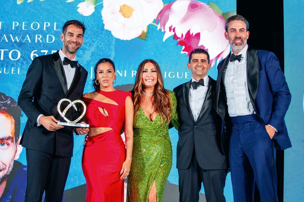 Las anfitrionas junto a José Manuel Calderón, Manolo Escobar y Berni Rodríguez, cofundadores de Pro­yecto 675, premiado esa noche