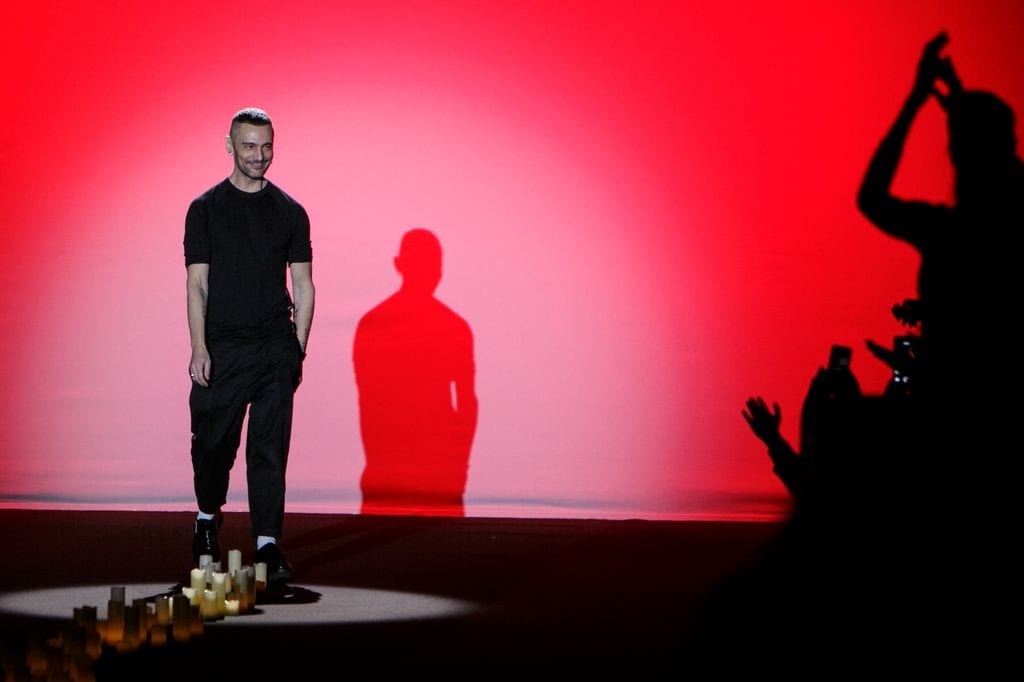 David Delfín durante el final de su desfile en la Mercedes Benz Madrid Fashion de 2015