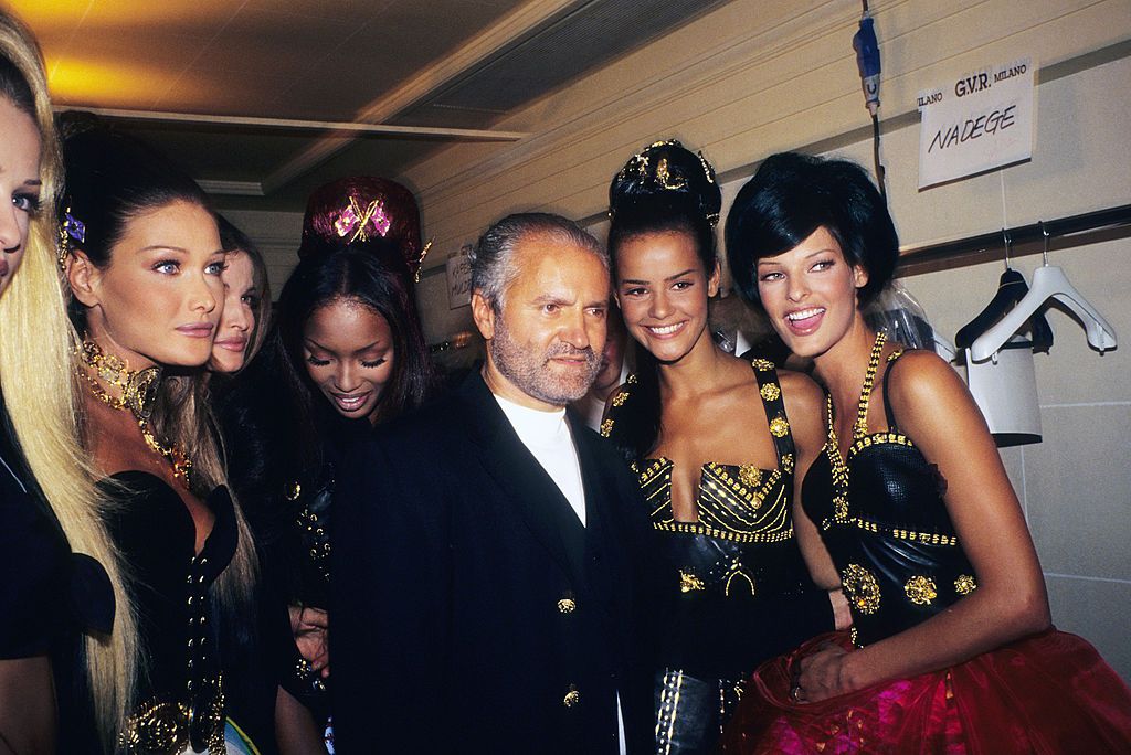  Carla Bruni, Naomi Campbell, Gianni Versace, Nadege y Linda Evangelista en un desfile de Versace en julio de 1992