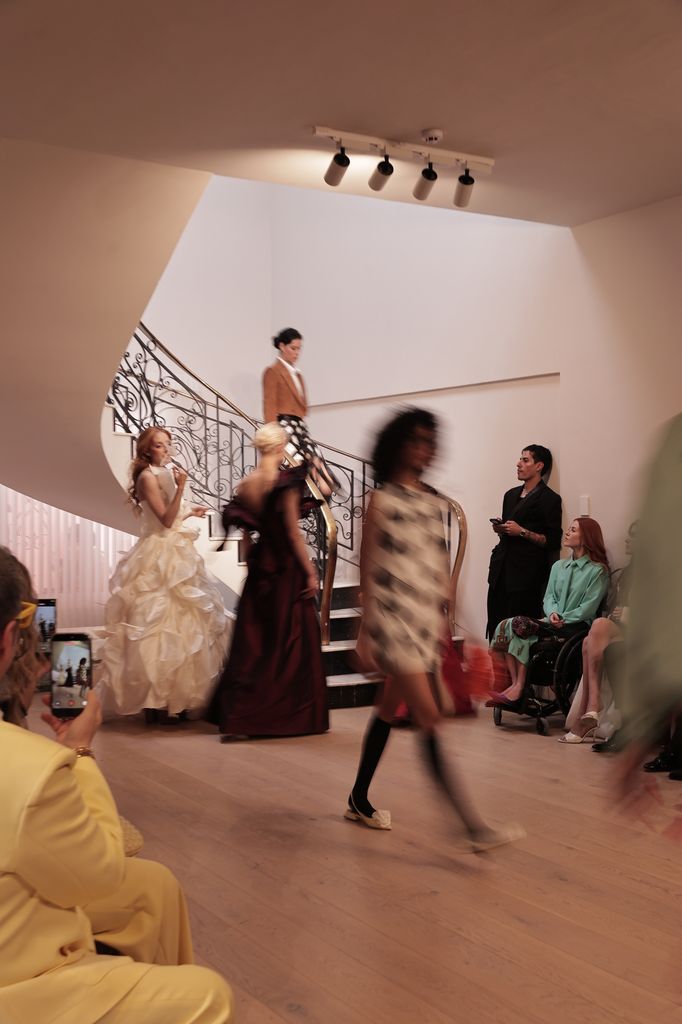 Raquel Orozco presentó su colección F/W 2026 en Casa Rosa, uno de los espacios más emblemáticos de la ciudad.