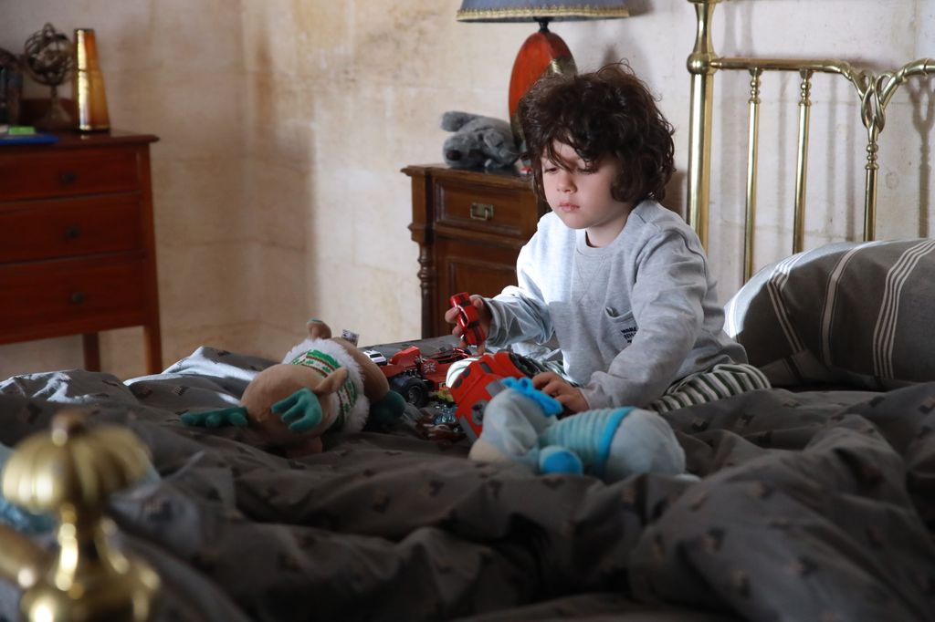 En Tierra lejana es Deniz, pero conocimos a Kuzey Gezer como Halit Can, el hijo de Yildiz en 'Pecado Original'