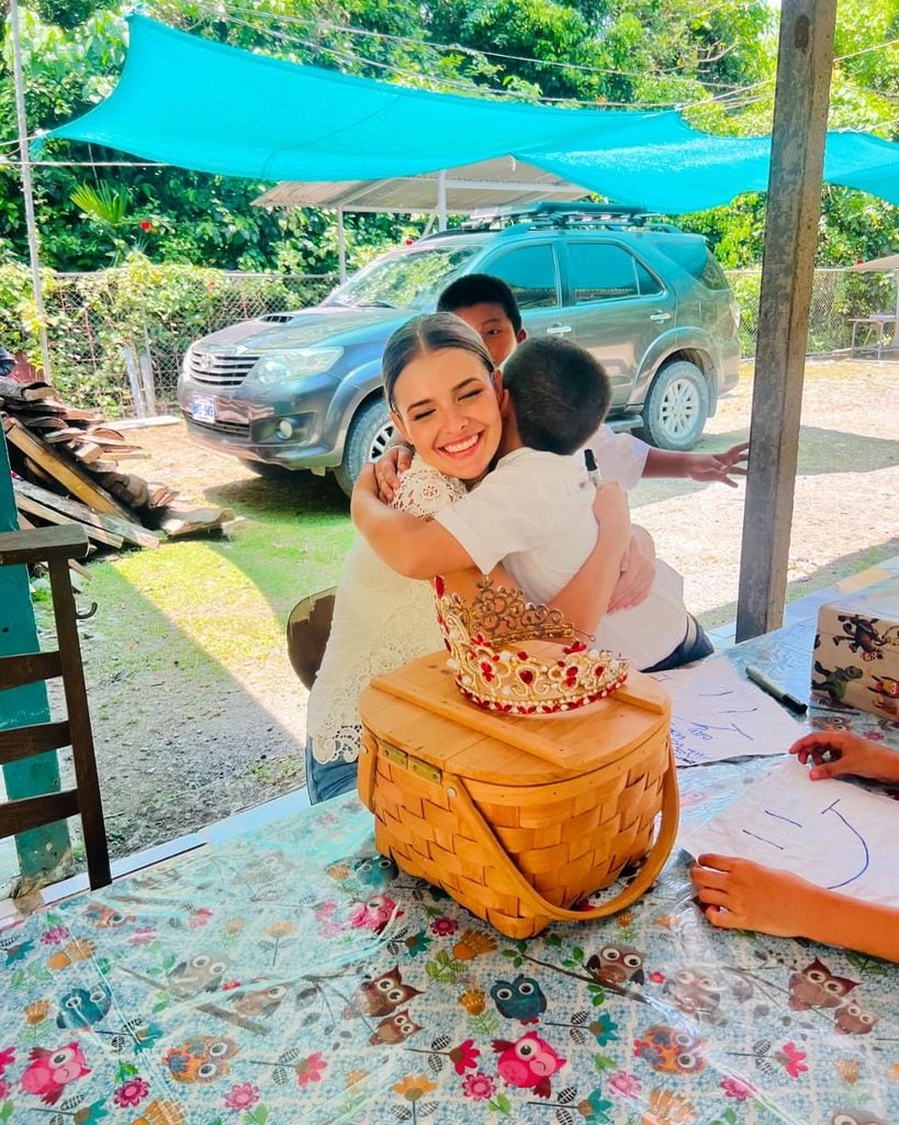 Mahyla Roth trabajando con su proyecto social con los niños y niñas de Costa Rica. 