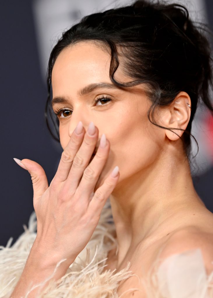 Tras un invierno de manicuras 'nude', como la que llevó a The Brit Awards (28 de febrero de 2026), Rosalía ha vuelto a su colorido habitual