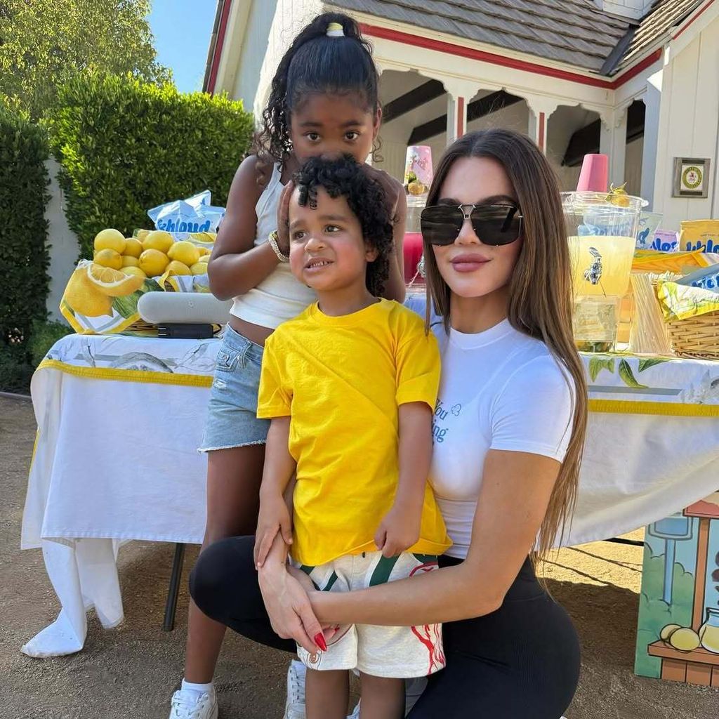 Khloé Kardashian, junto a sus hijos True y Tatum