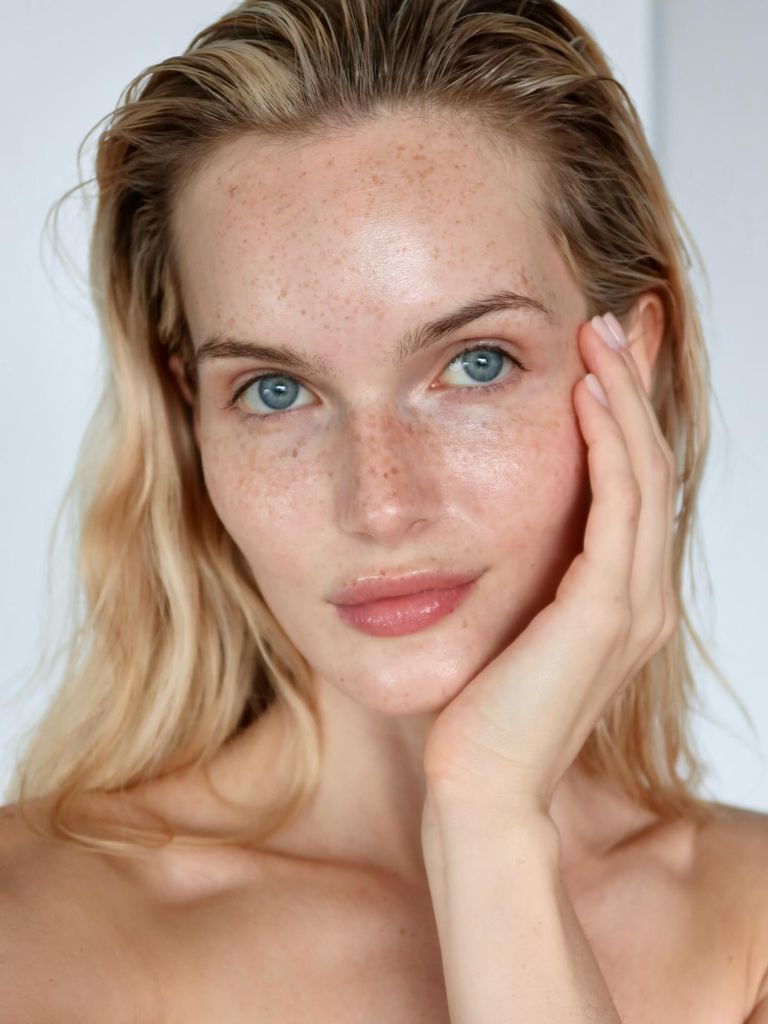 Primer plano de Morgan Fletcher con el pelo suelto y la piel con pecas