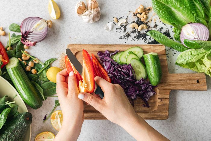 mujer cortando verduras