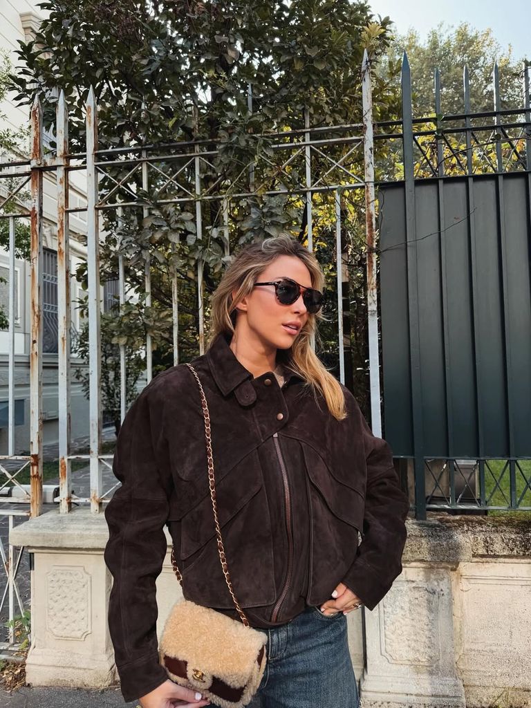 Alice Campello con chaqueta de ante marrón 